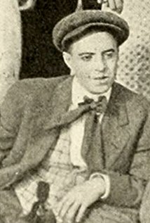 MV5BYzI2NjhmMjEtZDk0ZS00ZjY3LTgwZGEtMTQxOTMzMDllOGQyXkEyXkFqcGdeQXVyMDUyOTUyNQ@@._V1_UY317_CR35,0,214,317_AL_